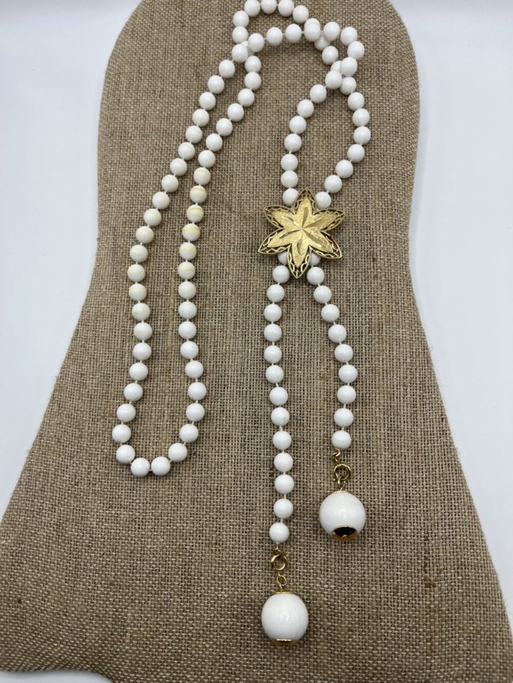 Sarah Coventry 42" White Beaded Necklace With Gold Tone Star Pendant - Picture 8 of 10